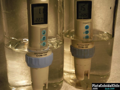 Agua destilada de 1,1 µS (0,55 ppm) y plata coloidal de 15.1 µS (15 ppm iónica)