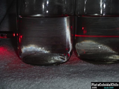 El efecto Tyndall - el agua destilada vs. la solución de plata coloidal